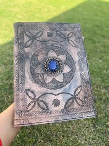 ไดอารี่หนังแฮนด์เมดที่สวยงามนี้ถูกสร้างขึ้นจากหนังแท้ที่มีผิวแบบวินเทจ - Product Image 4