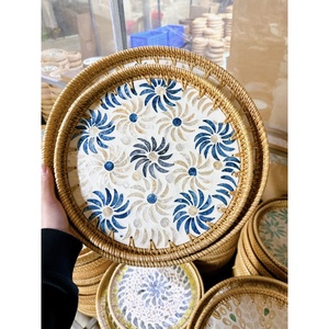 Diseño superior 2024 Decoración Bandeja de ratán Mosaico Tejido a mano Redondo Madre de perla Bandeja de ratán con incrustaciones de Loto Azul Vietnam - Product Image 6