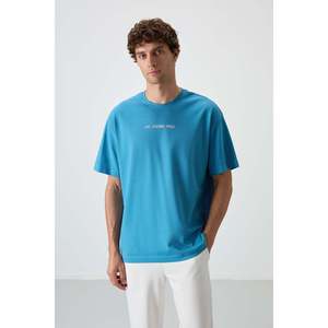 เสื้อยืดพิมพ์ลายทรงโอเวอร์ไซส์สีน้ำเงินเบนซินสำหรับผู้ชาย Air Jones ผิวสัมผัสหนา ผ้าคอตตอนผสมที่ให้ความสบาย - Product Image 1