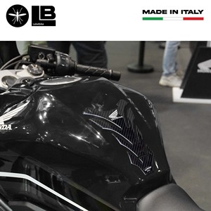 Per Honda ufficiale con licenza 3D Pad serbatoio in resina Logo in fibra di carbonio e copertura Logo bianco per auto - Product Image 3
