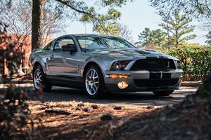 Ford Mustang Shelby GT500 Coupé 2009 d'occasion en bon état, 4500 milles, boîte manuelle 6 vitesses, V8 suralimenté, 1 propriétaire jusqu'en 2023 - Product Image 2