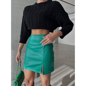 Falda de cuero acolchada para mujer con abertura en color verde - Product Image 4