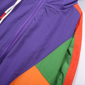 เสื้อแจ็คเก็ตกันลมแบบมีฮู้ด ผ้าโพลีเอสเตอร์ น้ำหนักเบา สำหรับผู้ชาย สีสันแบบคัสตอม  รับผลิตตามแบบ (OEM) พร้อมสกรีนโลโก้ ขายส่ง - Product Image 2