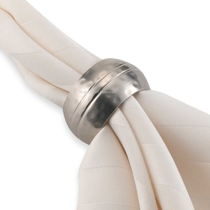 Rond de serviette en laiton doré martelé Design forme ronde pour la fête de mariage spécial dîner Table décor porte-serviettes - Product Image 3