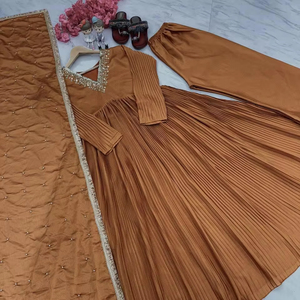 Vente en gros Tenue ethnique pour festival indien Tenue de soirée Designer Pure Chinon Soie Fantaisie Coupe Alia Ensemble robe, Dupatta et bas Anarkali - Product Image 1