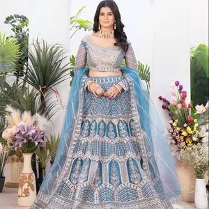 Tenue ethnique indienne moderne, Lehenga Choli longueur ras du sol, silhouette Empire, avec broderie de sequins, de cordons et de Jari, et filet papillon - Product Image 1