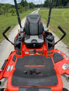 Tondeuse autoportée professionnelle Kubota ZD1211 diesel de qualité supérieure, prête à couper l'herbe, pour usage commercial - Product Image 4