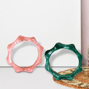 Composición hecha a mano brazalete de resina elegante adorno étnico para mujeres con diseño distintivo peso pluma - Product Image 4