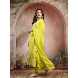 ชุดเดรสงานแต่งงานแบบอานาร์กาลีปักลายสีเขียวมะนาวสำหรับผู้หญิง พร้อมผ้าคลุมไหล่ - Product Image 2