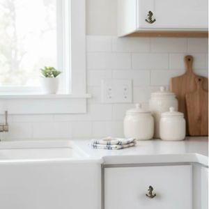 Perilla de ancla de hierro náutico contemporáneo, acabado de latón antiguo, cajón de armario decorativo duradero, tirador de dormitorio, armario de sala de estar - Product Image 1