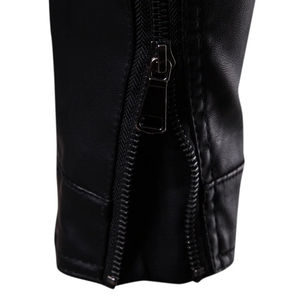 เสื้อแจ็กเก็ตเบสบอลผู้ชายแขนหนังสีดำปักลายตัวอักษรสีฟ้าอ่อน - Product Image 5