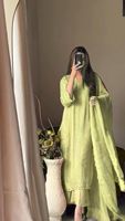 Salwar Kameez pakistanais traditionnel avec des motifs élégants et un tissu confortable pour toutes les saisons, disponible à des prix d'exportation