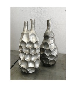 Florero decorativo de metal de estilo antiguo perfecto para la habitación Pooja del espacio espiritual o la decoración de estilo de esquina de meditación - Product Image 4