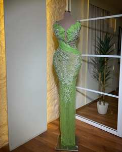 Robe de soirée fourreau en satin à la mode avec bretelles spaghetti en tissu scintillant et décoration à motifs pour le bal et les fêtes - Product Image 2