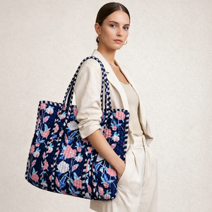 Sac fourre-tout matelassé floral serein - Sac à main artistique et durable pour tous les jours, partout - Product Image 1