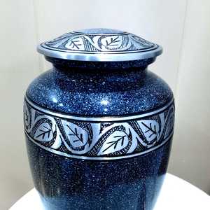 Des urnes exquises de style américain présentent une collection extrêmement allongée d'artefacts intemporels - Product Image 4