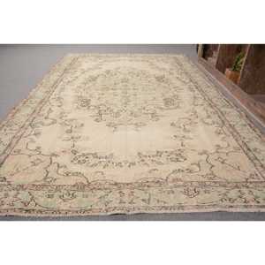 พรมตุรกีวินเทจ สีเบจเขียว ขนาด 5.6 x 8.8 ฟุต ทำจากขนสัตว์ ด้านหลังทำจากยางลาเท็กซ์ เป็นมิตรกับสิ่งแวดล้อม ลายปะติดปะต่อ เหมาะสำหรับห้องรับประทานอาหาร ขนาด 9x12 ฟุต รูปทรงสี่เหลี่ยมผืนผ้า สไตล์ทับริซ - Product Image 2