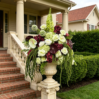 Centre de table en fleurs d'hortensia rouge vin, de calla et de rose pour la décoration de réception de mariage