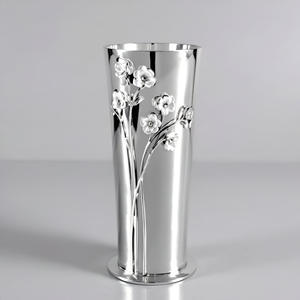 Vase à fleurs élégant en acier inoxydable argenté, motif floral délicat en relief, style moderne pour la maison et le bureau, vase de mariage conique poli - Product Image 4