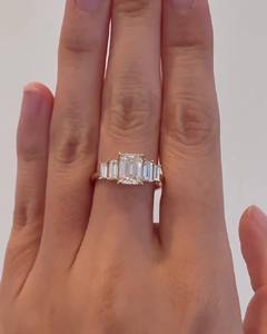 Anillo de diamantes cultivados en laboratorio con corte esmeralda y engaste de cinco piedras para exhibir brillo y elegancia. Este impresionante anillo. - Product Image 3