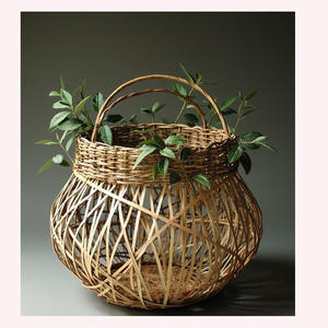 Vase rustique calme tissé à la main en rotin botanique et porte-fleurs en jonc de mer pour espaces Wabi-Sabi et organiques - Product Image 1