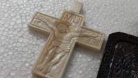 Pendentifs en os sculptés à la main sur mesure bijoux artisanaux uniques fabriqués avec des détails complexes pour un look intemporel naturel
