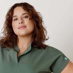 Exfoliante de Enfermería de alta calidad de lujo hecho a medida de Color verde para mujeres Venta caliente uniforme de Enfermería de media manga para el trabajo en el Hospital - Product Image 4