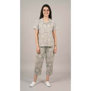 Conjunto Evolve X Venus Premium de Rayón Suave Capri - Camisón Estampado hasta la Rodilla con Logo Frontal, Tallas XL y XXL - Product Image 4