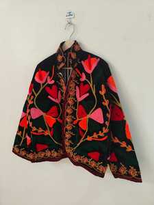 เสื้อแจ็คเก็ตกำมะหยี่ปักลายซูซานีสีดำ ลายดอกไม้สดใส เสื้อโค้ทศิลปะพื้นบ้านที่เป็นเอกลักษณ์ เสื้อคลุมสไตล์พื้นบ้านสีสันสดใส เสื้อแจ็คเก็ตปักลายซูซานีสีสันสดใส - Product Image 4
