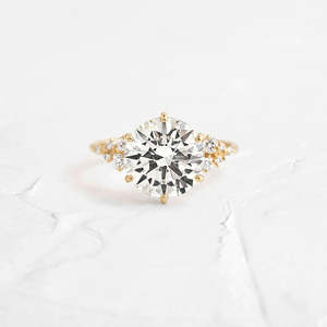 Bague de fiançailles en argent 925 avec moissanite ronde unique, style unique et élégant - Product Image 1