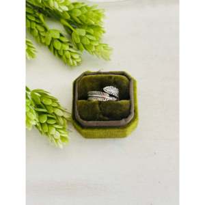 Anillo Ajustable con Plumas Hecho en el Suroeste, en Plata de Ley, Estilo Vintage y Hip-Hop, Incrustaciones en Forma de Cruz, Regalo Perfecto para Él y Ella - Product Image 1