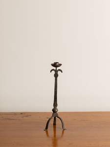 Candélabre en métal en fer forgé à cinq bras parfait pour la décoration intérieure gothique ou l'installation d'un dîner aux chandelles - Product Image 6