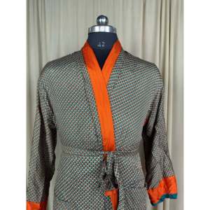 ชุดกิโมโนผู้ชายเนื้อผ้านุ่มลื่น สง่างาม สไตล์วินเทจ ใส่ได้ทั้งในบ้านและชายหาด ให้ความสบายเหนือกาลเวลา ดีไซน์คลาสสิก ยั่งยืน ดูเป็นผู้ชายอย่างสมบูรณ์แบบ - Product Image 1