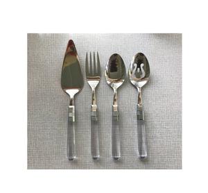 Ensemble de couverts à manche en résine blanche au design élégant et moderne, parfait pour les repas de tous les jours en famille et les occasions spéciales - Product Image 4