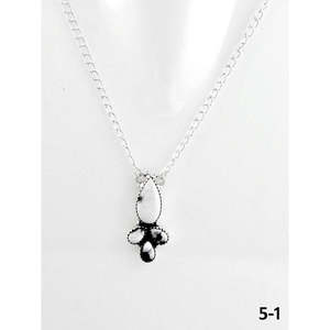 Collar llamativo estilo Suroeste con búfalo blanco y plata de ley, patrón floral, chapado en oro rodio, cadenas de titanio y latón - Product Image 1