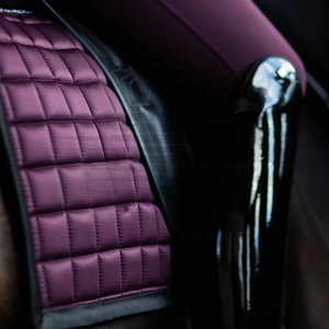 Tapis de selle anglais surface satinée couleur unie doublure douce remplie de polyester conçu pour le confort pendant l'équitation de dressage - Product Image 2