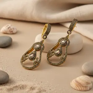 Bijoux fins pour femmes, boucles d'oreilles en forme de larme plaquées or avec diamants, design de manchette en platine, style géométrique religieux - Product Image 2