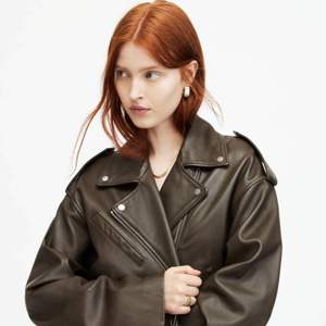 Chaqueta de Motociclista Extra Grande para Mujer, de Cuero Sintético Marrón Oscuro, Estilo Urbano, Corte Holgado, Abrigo de Motociclista para Otoño e Invierno - Product Image 6