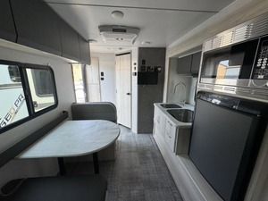 Caravanes d'occasion Winnebago Industries Hike H170S 2022 prêtes à la vente - Product Image 5