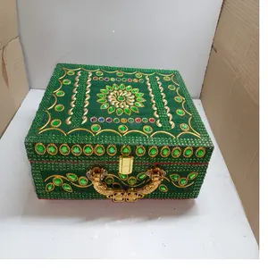 Düğünlerde kullanım için ideal ve hediye için uygun birkaç renkli boncuk işi ile yeşil renkli lac kutularında özel yapılmış