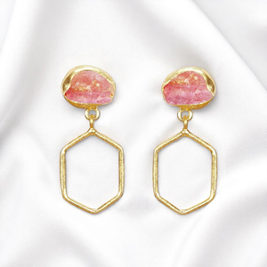 พลอยทัวร์มาลีนสีชมพูหยาบทำด้วยมือต่างหูทรงหยดน้ำชุบทองต่างหูโลหะทรงหกเหลี่ยม - Product Image 1
