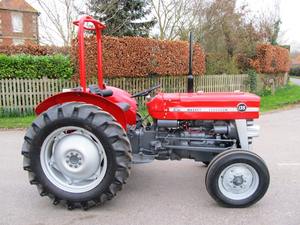 Tractor de Ruedas Massey Ferguson 135 de 45HP con Bomba y Rodamiento, Garantía de 3 Años - Product Image 2