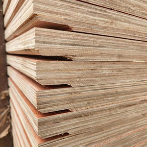 Planches de contreplaqué d'eucalyptus Keuring de 28 mm fabriquées au Vietnam, face lisse, colle noire WPB, très résistant à la pourriture marine, pour revêtement de sol - Product Image 1
