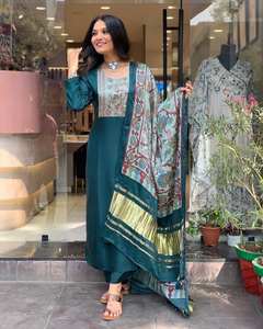 Elegante Conjunto de Kurta de Seda Negra para Adultos con Intrincado Tejido Dorado y Pantalón a Juego para Mujeres y Niñas - Product Image 4