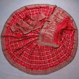 Sari Indio Tradicional 2022 para Novia, Color Rojo, Seda Patola con Estampado Bandhni, Bordado Pesado con Lentejuelas - Product Image 4