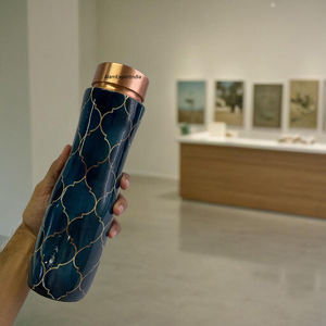 Botella de agua con acabado brillante Negro de 950ML de cobre puro estampado Meena de diseño atractivo de primera calidad, tapa atornillada ecológica certificada por CE - Product Image 3