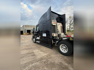 Camión volquete usado en oferta, modelo 2020, CASKADIA 126, en venta - Product Image 2