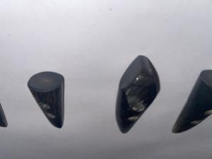 Bouton à bascule en corne de bœuf de buffle poli à la main avec 2 trous Artisanat naturel pour manteaux et vêtements - Product Image 2