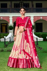Dola Moderne Soie Longueur Sol Lehenga Choli Décolleté en Coeur Imprimé Shibori Zari Tissage Bordure des Deux Côté Glands pour Mariage - Product Image 4