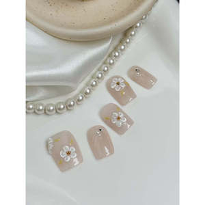 Daisy Glow Press on Nail Art ajoute une beauté scintillante à vos doigts - Product Image 3